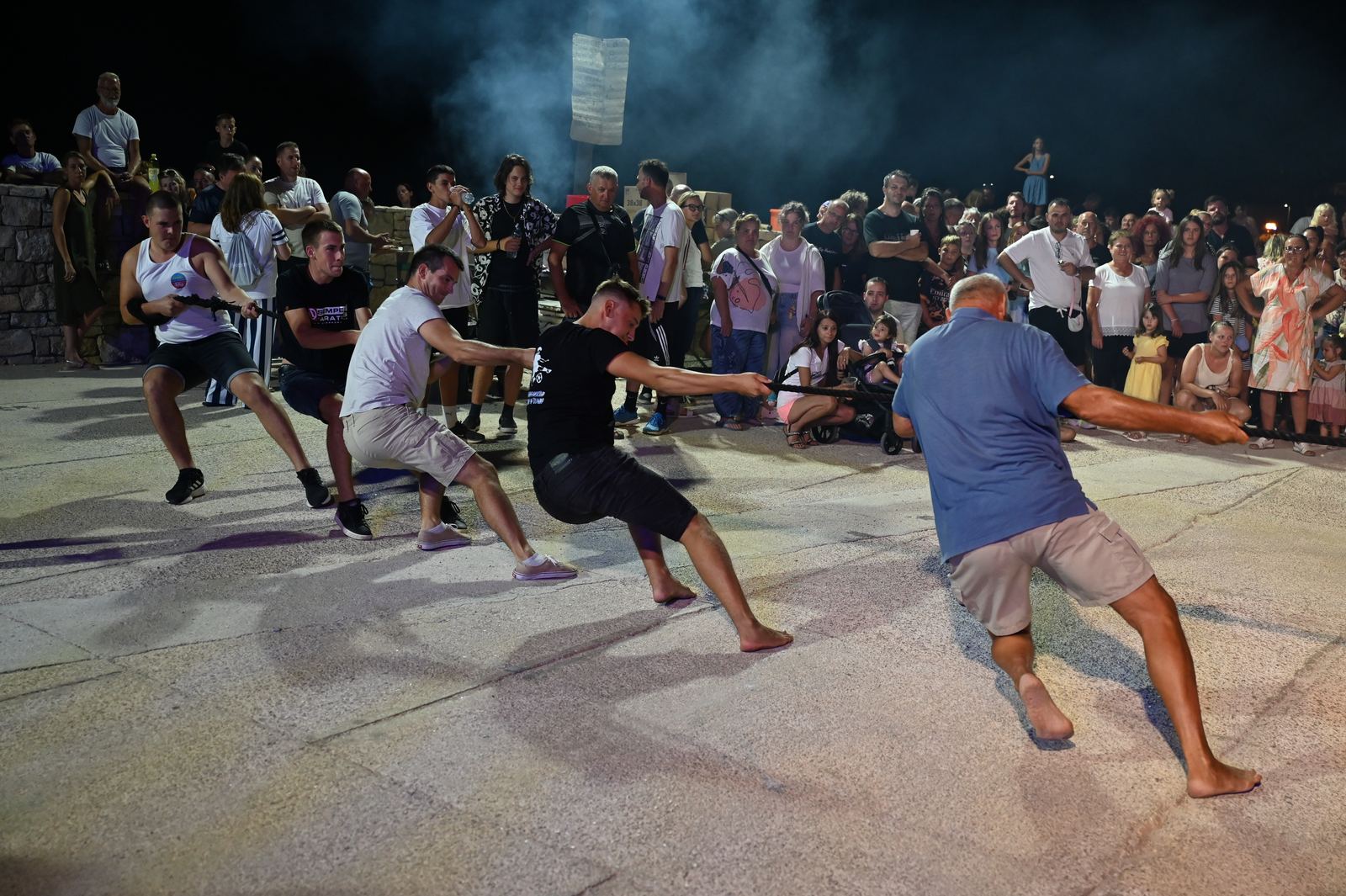 Posjetitelji razgledaju štandove sajma otočnih proizvoda u večernjim satima